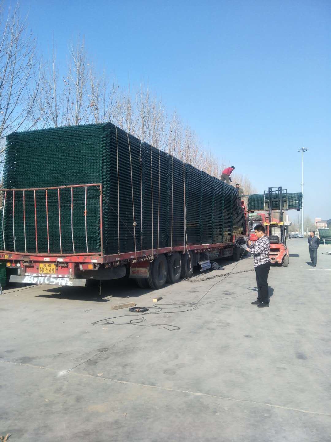 武漢至廣州27公里鐵路封閉護欄網(wǎng)發(fā)貨